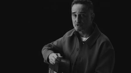 Jorge Drexler, en una imagen del videoclip de 'Toco madera', el adelanto de su nuevo álbum