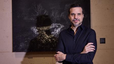El artista Nicolás Combarro, junto a una de las fotografías del proyecto ‘Materia de silencio’