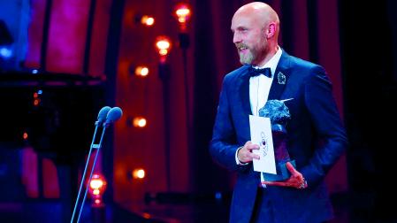 Mikel Serrano tras recibir el premio a la Mejor dirección artística por 'Handia'