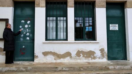 La alcaldesa, Arantxa Hernández, muestra el local que se adecuará, al lado de la pescadería