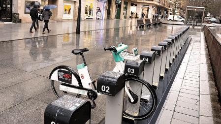 Una bici eléctrica en la estación de Carlos III el pasado 13 de febrero