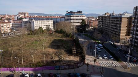 Imagen del solar con la avenida Sancho el Fuerte a su derecha y la Casa de Misericordia a su izquierda