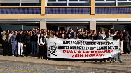 Concentración en el exterior del Politécnico de Estella por la FP dual.