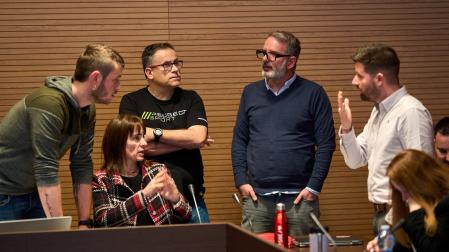 Ediles del PSN, UPN, Contigo y el PP antes del pleno junto al alcalde, de EH Bildu (izquierda)