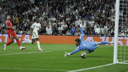 Vinícius Junior marca el segundo tanto del Real Madrid en la recta final del encuentro tras un error en el centro del campo del Benfica