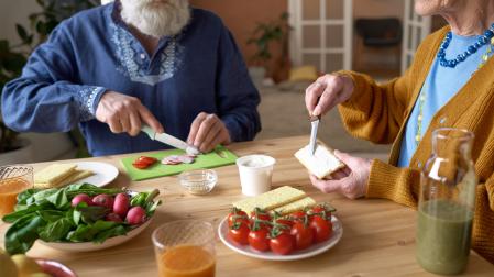 Garantizar una nutrición adecuada favorece el bienestar  de las personas mayores.
