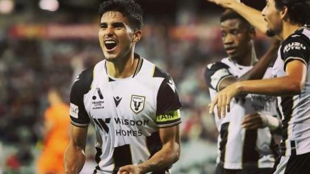 Ulises Dávila durante un encuentro con Macarthur Football Club