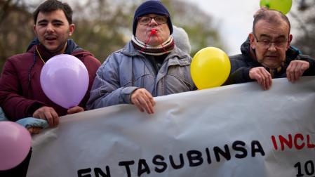 Usuarios de Tasubinsa, concentrados en diciembre frente al Parlamento de Navarra.