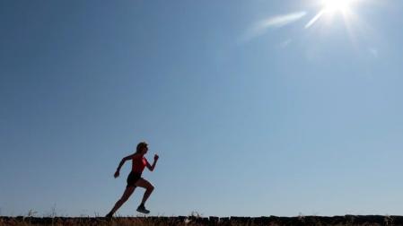 Imagen de una mujer corriendo en una jornada soleada