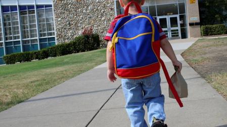 Un niño se dirige al colegio el primer día de clase.