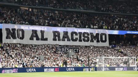Aficionados del Real Madrid despliegan una pancarta con el lema ´No al racismo´ durante la vuelta de la fase de acceso a los octavos de la Liga de Campeones que Real Madrid y Benfica