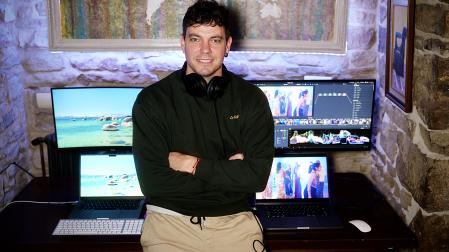 Aitor Zabalza, un ingeniero de Iratxeta, en la Valdorba, que dejó su trabajo para montar una productora audiovisual en el pueblo.