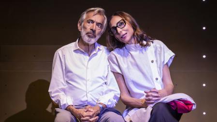 Imanol Arias y María Barranco, en una escena de Mejor no decirlo, con texto de Salomé Lelouch y dirección de Claudio Tolcachir.