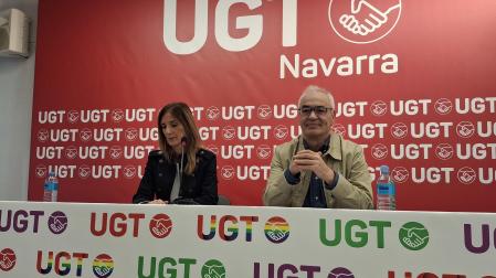 El secretario general de UGT en Navarra, Lorenzo Ríos, y la secretaria del Área Externa y Políticas Sindicales, Eva Azanza, en la rueda de prensa ofrecida este jueves