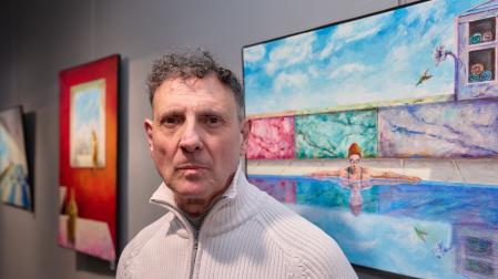 El pintor zaragozano César Martín posa ante 'Catarsis'
