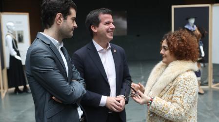 La parlamentaria de Geroa Bai Blanca Regúlez con su compañero de grupo Javier Ollo y el consejero Mikel Irujo, en el atrio del Parlamento antes de una sesión plenaria