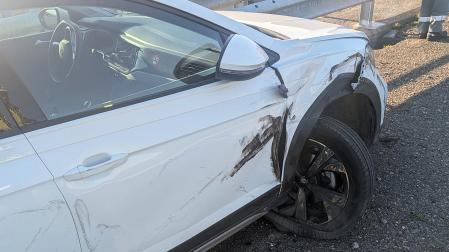 Estado en el que quedó el automóvil que colisionó contra un camión en Tudela