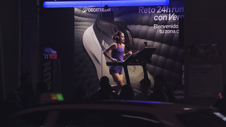 Estefanía Unzu, 'Verdeliss', durante el reto de las 24 horas corriendo sobre una cinta en Madrid