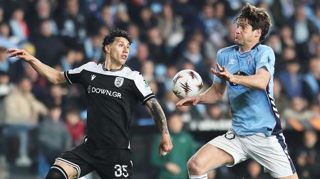El defensa del Celta Marcos Alonso pelea un balón con Jorge Sánchez, del PAOK