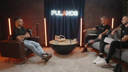 Álvaro García, futbolista del Rayo Vallecano, durante el pódcast de Los Fulanos