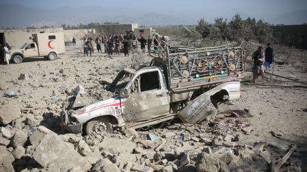 Los residentes locales inspeccionan los escombros tras un ataque aéreo en la provincia afgana de Nangarhar, el 22 de febrero de 2026