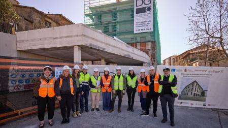Visita de autoridades y técnicos a las obras de las viviendas públicas de alquiler en Lumbier