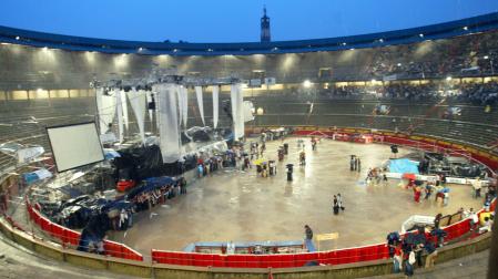 Aspecto que ofrecía la plaza de toros de Pamplona poco antes de anunciarse la suspensión del concierto