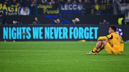 Felix Nmecha, del Borussia Dortmund, sentado sobre el césped tras ser eliminados de la Champions por el Atalanta