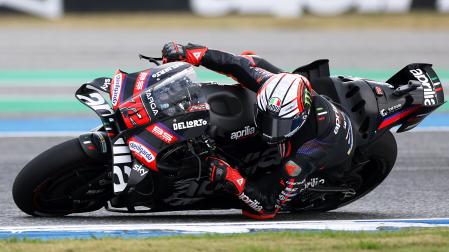 El italiano Marco Bezzecchi pilota su Aprilia sobre el asfalto de Buriam