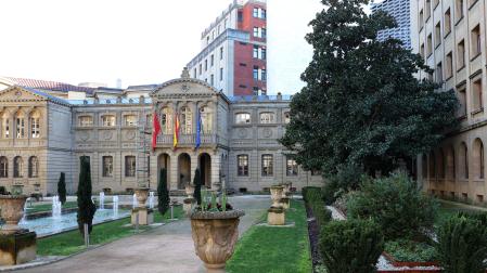 El magnolio de los jardines del Palacio de Navarra, con el antiguo Archivo General al fondo