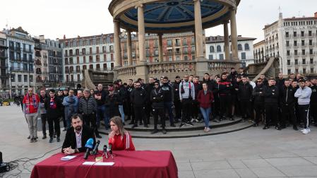 El colectivo Sadar Bizirik, con Miguel Azcona e Iraia Lizarraga en la mesa, en su comparecencia de este viernes en la Plaza del Castillo
