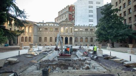 Obras de demolición del estaque en los jardines de la Diputación en 2020