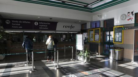 Usuarios del tren, en el interior de la estación de Pamplona