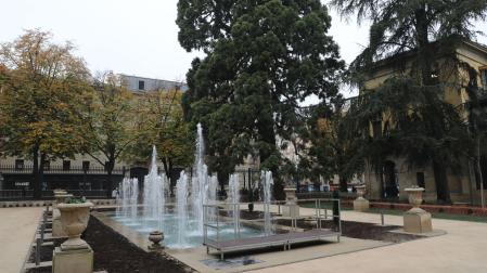 La fuente ornamental del Palacio de Navarra, con doce surtidores en hilera y dos centrales
