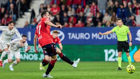 Ante Budimir lanza el penalti que adelantó a Osasuna contra el Real Madrid.