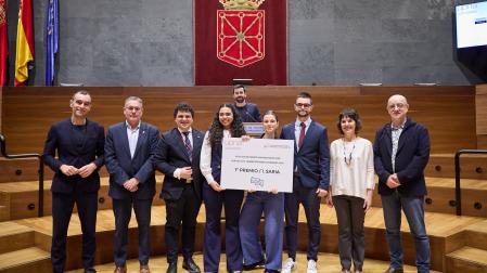 Los integrantes de Txistorreros, en el centro de la imagen, junto a Juan Luis García Martín, consejero de Universidad (2º izda.) y resto de autoridades