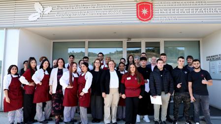 Alumnos, profesores y representantes institucionales en el exterior de la escuela taller de Estella tras la clausura