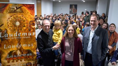 El sacerdote César Magaña, con el niño Víctor Montón en brazos, junto a Blanca Echeverría y Carlos Andrés Sánchez.
