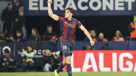 El delantero del Levante Carlos Espí celebra su primer gol durante el partido de la jornada 26 de LaLiga de fútbol contra el Deportivo Alavés