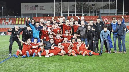 Los jugadores, el cuerpo técnico y familiares de Navarra celebran el pase a la final de la Copa de las Regiones UEFA