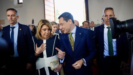 El presidente de la Junta de Andalucía, Juanma Moreno saluda a la senadora, Susana Díaz a su llegada al acto del Día de Andalucía.