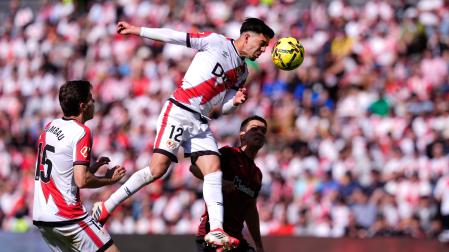 Ilias Akhomach, del Rayo, en un lance del encuentro ante el Athletic.