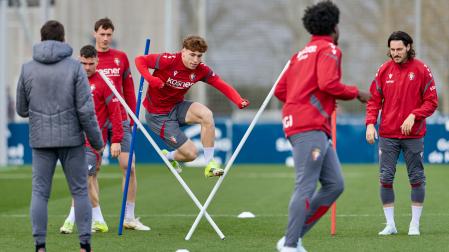Víctor Muñoz, en uno de los ejercicios de calentamiento del entrenamiento de ayer en Tajonar.
