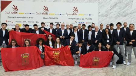 El consejero de Educación, Carlos Gimeno, con la delegación compuesta por 18 alumnas y alumnos de siete centros integrados a los que han acompañado 17 tutores y tutoras