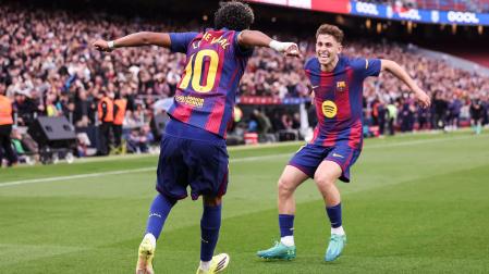 Lamine Yamal celebra con Fermín uno de sus tres goles al Villarreal