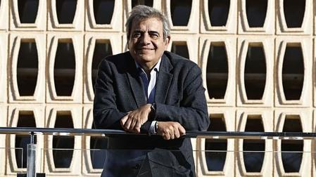 Francisco Tinahones posa en el hospital Virgen de la Victoria de Málaga, donde lidera la Unidad de Endocrinología y Nutrición