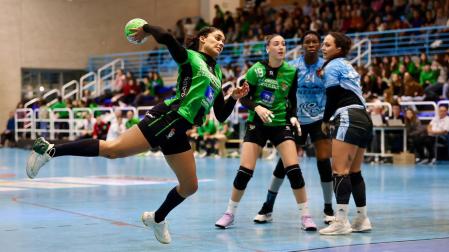 Lanzamiento a portería de Brasil en el partido que ha enfrentado este sábado a Replasa Beti Onak y Zonzamas Plus Car Lanzarote