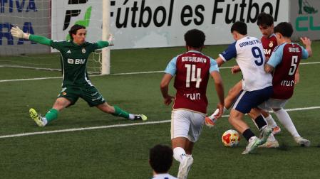 Goiko, delantero de la Mutilvera, intenta el disparo ante el meta Lander Emery