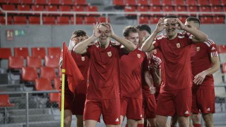 Los jugadores de Navarra Ibai Alonso, Unai Zubiría, Dani Pérez y Mattin Valenzuela celebran uno de los goles ante Cataluña en la semifinal
