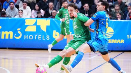El ala de Osasuna Magna Jhonatan Linhares, autor de un gol visitante, pasa el esférico ante la presión del cierre local Lucas Flores.